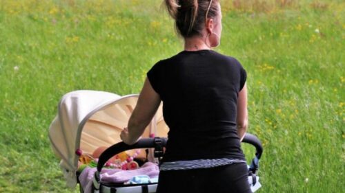 Tri su rizika kada sa bebom izlazite na sunce: Ne prekrivajte kolica debelim tkaninama