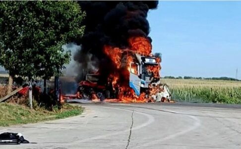 STRAVIČNA SAOBRAĆAJKA KOD SUBOTICE Vozač izgorio poslije sudara sa kamionom, nije uspio da se izvuče (FOTO)