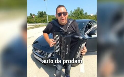 POPULARNI HARMONIKAŠ OTPJEVAO OGLAS Prodaje auto: „Troje djece napravio, pa sad veću mečku ganjam“ (VIDEO)