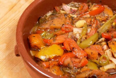 LJETNI SATARAŠ SA MESOM Meki komadići piletine u aromatičnom povrću, idealan ručak za tople dane