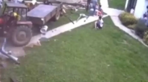 OBJAVLJEN STRAVIČAN VIDEO Tinejdžer traktorom uletio u dvorište i povrijedio petoro ljudi