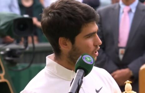 „Počeo sam da igram tenis gledajući tebe“ Alkaraz u šampionskom maniru pokazao poštovanje Đokoviću (VIDEO)