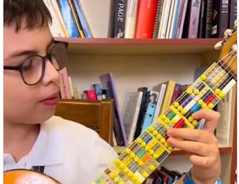 DJEČAK IZ TURSKE ODUŠEVIO SVIJET Zasvirao Lego gitaru, video objavio i slavni Sleš (VIDEO)