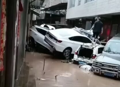 KOLAPS U KINI Zbog poplava evakuisano više od 10.000 ljudi
