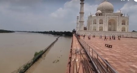 ZASTRAŠUJUĆI VIDEO Velike poplave u Indiji: Voda stigla do zidova Tadž Mahala