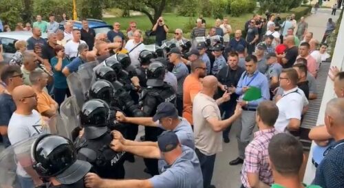Burno ispred zgrade opštine Banovići, interveniše policija (VIDEO)