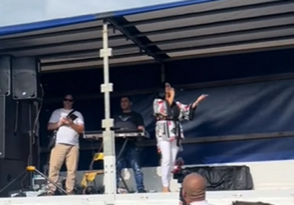 OVO SE NE VIĐA SVAKI DAN! Popularna pjevačica zapjevala iz kamiona (VIDEO)