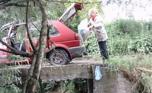 SRAMOTNO I PORAŽAVAJUĆE! JAVNOST ZGROŽENA PRIZOROM: Žena bacila 20 vreća životinjskog otpada u rijeku (VIDEO)
