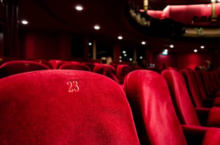 Da li znate zašto su sjedišta u bioskopima i pozorištu crvene boje?