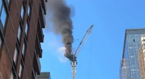 Drama u Njujorku: Ogroman kran se zapalio i srušio na 10. aveniju (VIDEO)