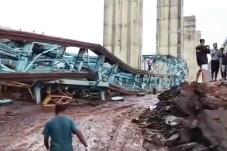 U Indiji poginulo 17 radnika u rušenju mosta