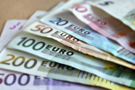 Evro pao u odnosu na dolar zbog loših vijesti iz evrozone i Njemačke