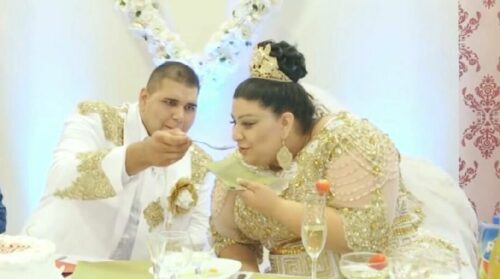 Romska svadba u srcu Beča: Mlada obučena u zlato i novčanice, a na stolu ukrašeno prase (VIDEO)