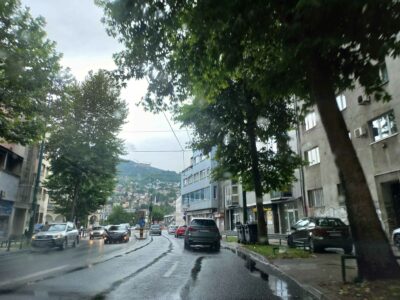 Upozorenje u Sarajevu zbog jakog vjetra: Ne parkirajte blizu drveća, zatvarajte balkone