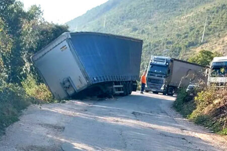 OTEŽAN SAOBRAĆAJ Otkačila se prikolica kamiona nasred puta Berkovići – Bileća