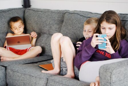 „RODITELJI MORAJU VIŠE DA KONTROLIŠU“ Zavisnost djece od Interneta će biti regulisana zakonom?
