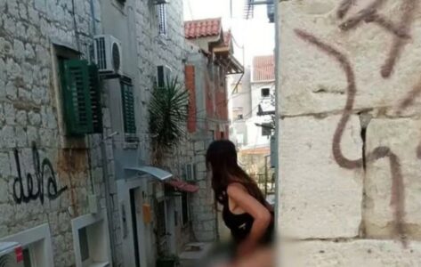 NI KAZNAMA NE MOGU STATI U KRAJ TURISTIMA Sramotne scene iz centra Splita, djevojka se pomokrila na ulici