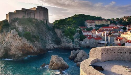 NESREĆA U GLUVO DOBA NOĆI Par iz Australije pao sa zida u Dubrovniku, teško povrijeđeni