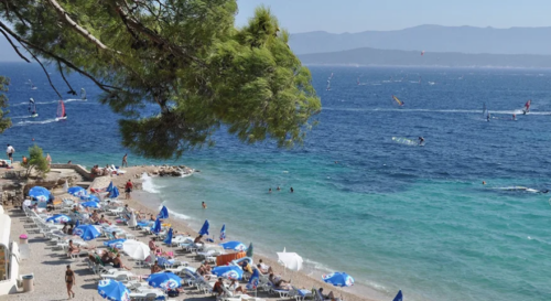 Težak incident na popularnoj hrvatskoj plaži: Posvađale su se, a onda i potukle, a sve zbog – ležaljki