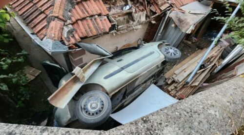 KAKO JE OVDJE „PARKIRAO“ Teška nesreća u Novom Pazaru, autom udario u krov kuće (FOTO)