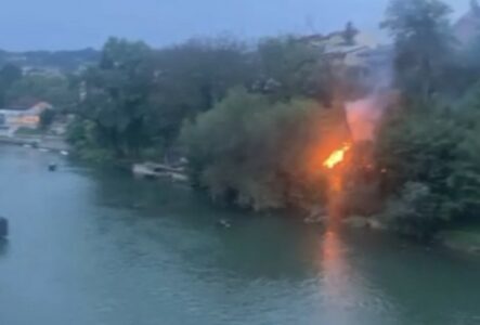 GORI NA OBALI VRBASA Požar kod Gradskog mosta u Banjaluci (VIDEO)
