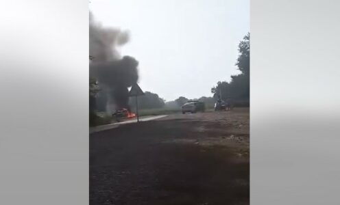 STRAVIČNA SAOBRAĆAJKA KOD SRPCA Motociklista se zakucao u auto i poginuo, oba vozila se zapalila (VIDEO)
