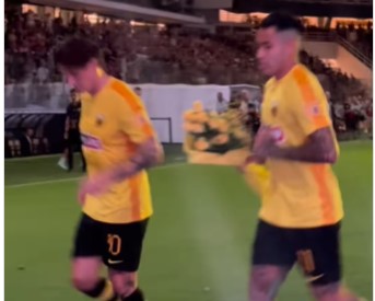 Majka ubijenog navijača AEK-a zahvalila igračima što su izbacili Hrvate (VIDEO)