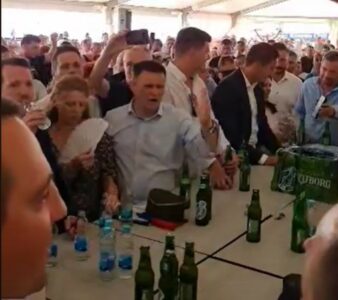 DODIK KONKURENCIJA BAJI MALOM KNINDŽI Predsjednik Srpske zapjevao na zboru, u šatoru ne može „igla da padne“ (VIDEO)