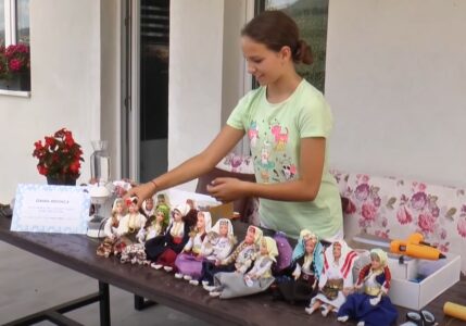 Svjetski mediji o Barbiki iz BiH: Esma (11) dizajnira i šije narodnu nošnju za lutke