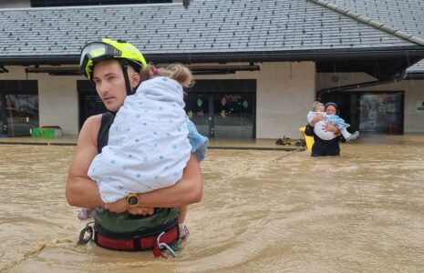 DRAMA U SLOVENIJI Vatrogasci spašavali prestrašenu djecu iz poplavljenog vrtića (FOTO)