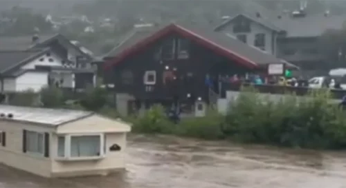 RAZMATRA SE O DETONACIJI BRANE Stotine evakuisanih nakon oluje u Oslu (VIDEO)