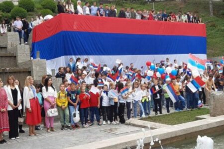 OTADŽBINA JE OVO SRBINA! Učenici u Mrkonjić Gradu razvili zastavu dugu 30 metara