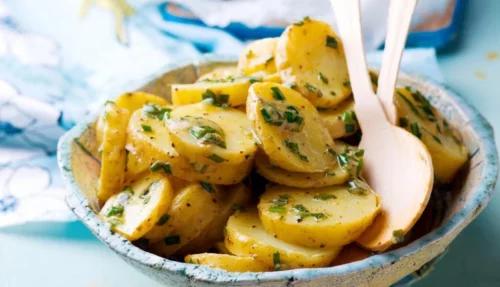 SOČNA I ZDRAVA Krompir salata sa pesto sosom i gljivama je jednako ukusna kao prilog i kao obrok