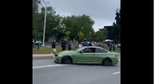 UZNEMIRUJUĆI SNIMAK: BMW-om pokosio dvoje pješaka i udario u banderu