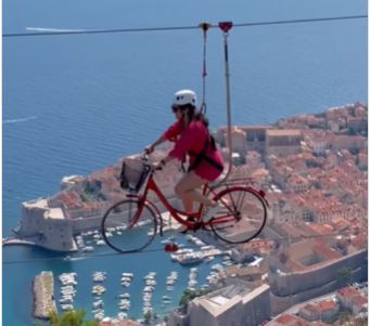 DA LI BISTE SE USUDILI? Pogledajte kako izgleda vožnja biciklom iznad Dubrovnika (VIDEO)
