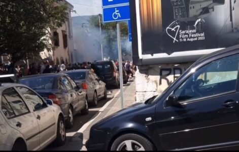 POLICIJA NA TERENU Navijači Željezničara napali građane i navijače Veleža (FOTO/VIDEO)