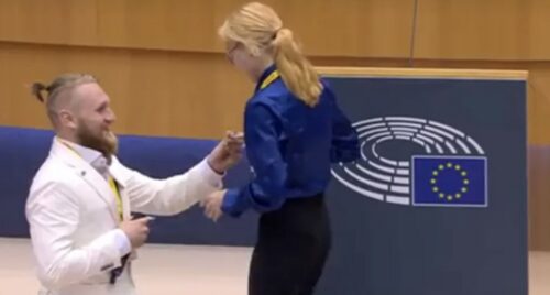 PRVI PUT U ISTORIJI Zaprosio djevojku u Evropskom parlamentu (VIDEO)