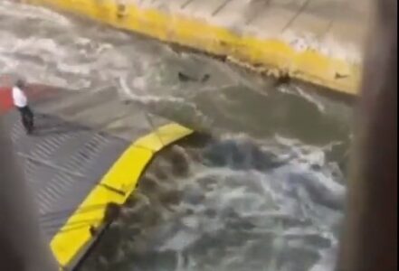 (UZNEMIRUJUĆI VIDEO) „Gurnuli ga sa trajekta, hladno pogledali i otišli“: Ovo je momak koji je umro u uzburkanom moru u Grčkoj