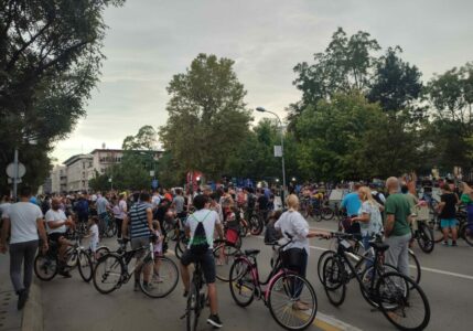 Biciklijada okupila veliki broj sugrađana, na ulicama i puno djece