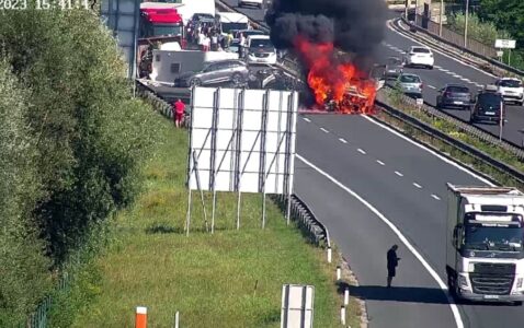 TEŠKA NESREĆA U SLOVENIJI Lančani sudar na autoputu, ima poginulih, gori vozilo (VIDEO)