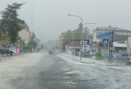 ZAHLAĐENJE DONIJELO NEVRIJEME Obilna kiša i grad u Bosanskoj Krupi: „Po ovome je mjesto i dobilo ime“ (FOTO)