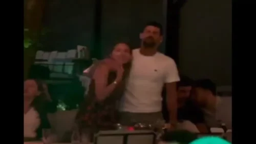 PAO I POLJUBAC Novak u zagrljaju sa Jelenom uživao tokom proslave (VIDEO)