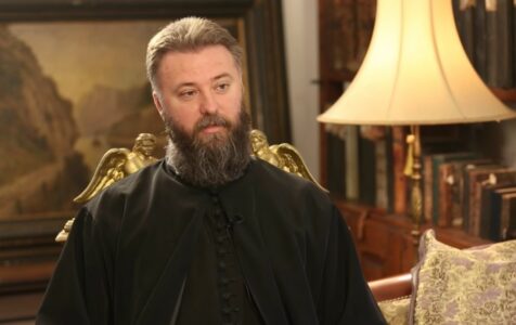(VIDEO) „MI UČIMO SVOJU DJECU…“ Otac Predrag Popović objasnio zašto je ljubav bezuslovna