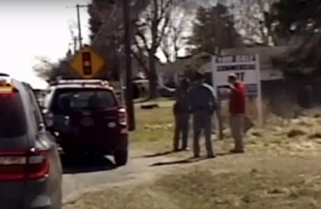 Kaznili ga jer je stajao uz cestu i upozoravao vozače na radar (VIDEO)