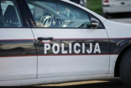SAOBRAĆAJNA NESREĆA U TUZLI Udareno policijsko vozilo, dvije osobe u bjekstvu