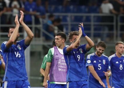 Stadionom odjekivalo „Srbija, Srbija“: Fudbaleri tzv. Kosova povukli se sa terena zbog transparenta i skandiranja (VIDEO)