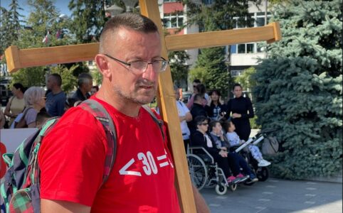 5 DO 12 ZA NAJRANJIVIJU POPULACIJU Dragoslav Šinik sa krstom na leđima stigao u Banjaluku: Neka nam djeca žive i nakon 30 godina života! (FOTO)