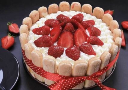 MARKIZA SA JAGODAMA Osvježavajuća i lagana verzija najpopularnije srpske torte