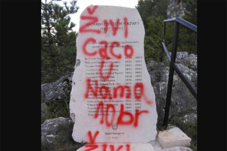 OŠTRE OSUDE IZ SRPSKE Gnusan grafit na spomeniku u Kazanima: Stravičan prijetnja malom broju preostalih sarajevskih Srba