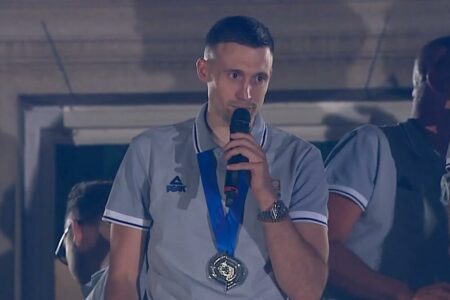 „ALEKSAAAAAAAAAA“ Avramović sa suzama u očima: Velika čast i ponos je bila igrati za Srbiju, slava Bogu